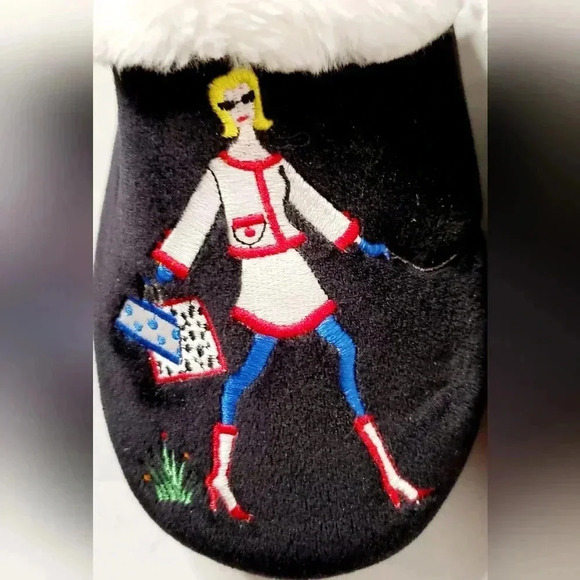 Isotoner totes Shoe  Embroidered graphic comfort Indoor Slip on wear Sz 5-6 US - Picture 4 of 8